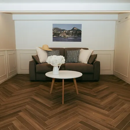 Cyrus&janus Flats - De Vivo Realty Maison d'hôtes *